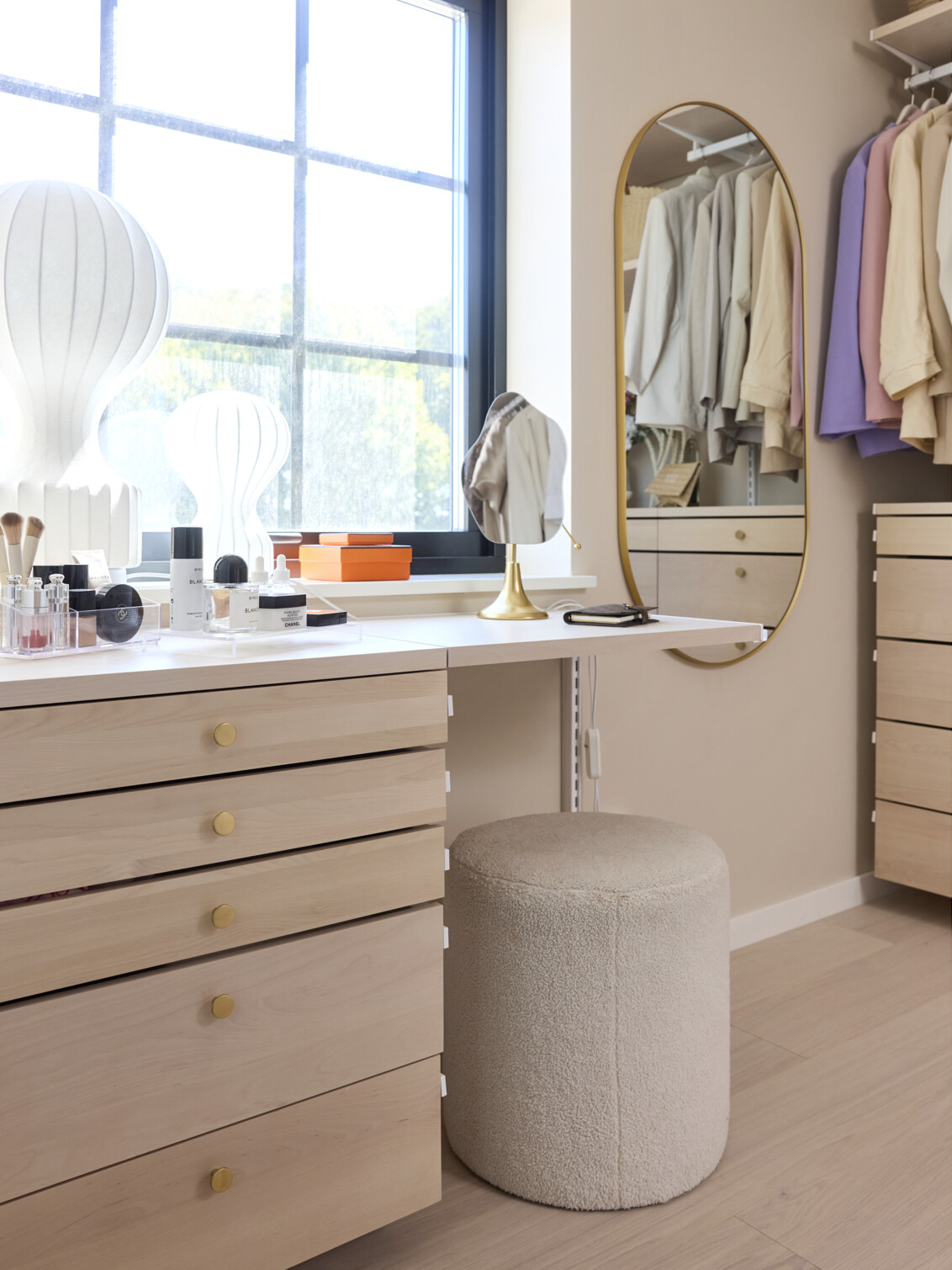 Walk-in garderoba ze schowkiem z brzozy marki Décor+ by Elfa.