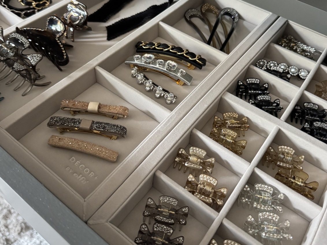 Offene Schublade von Décor+ by Elfa mit Accessoire-Ablage, gefüllt mit Schmuck und Haarspangen.