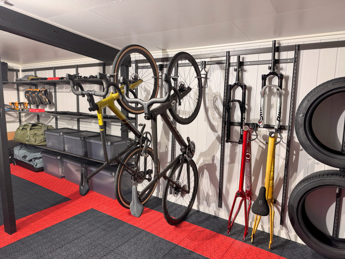 Ett garage med Garage+ by Elfa förvaring, där ett par cyklar hänger på krokar.