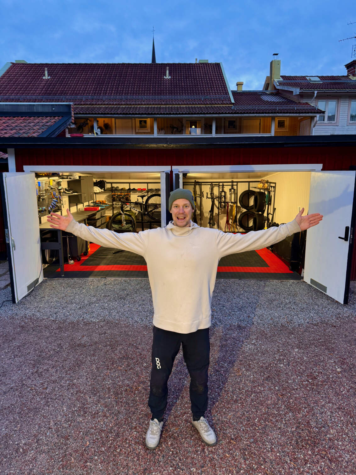 Martin Söderström vid sitt garage med Garage+ by Elfa förvaring, med förvaringshyllor, arbetsbänkar, hyllor och skåp.