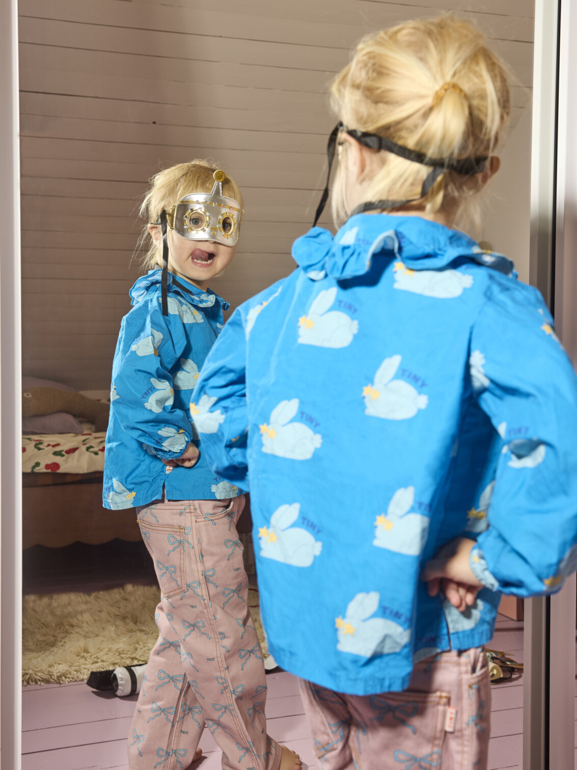 Estrid lustrzana ma maskę na oczach.