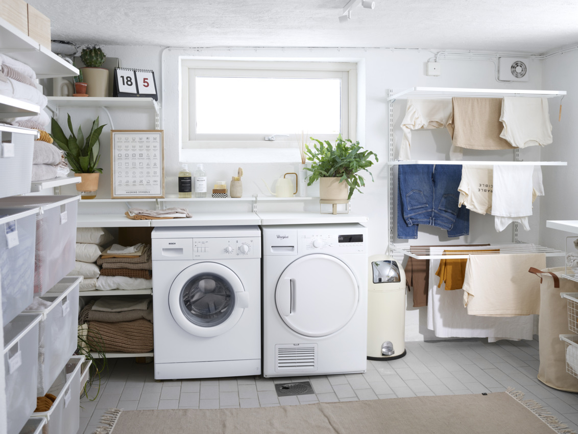 Stor tvättstuga med många förvaringsmöjligheter