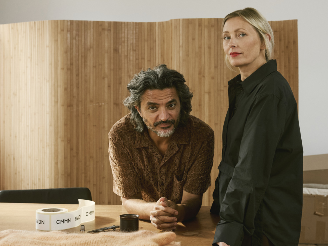 Arbetsrummet hemma hos Emma och Saif med skrivbord i massivt trä.