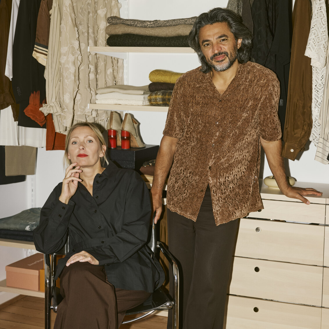 Emma i Saif przy szafie Décor+ by Elfa w kolorze białym i brzozowym.