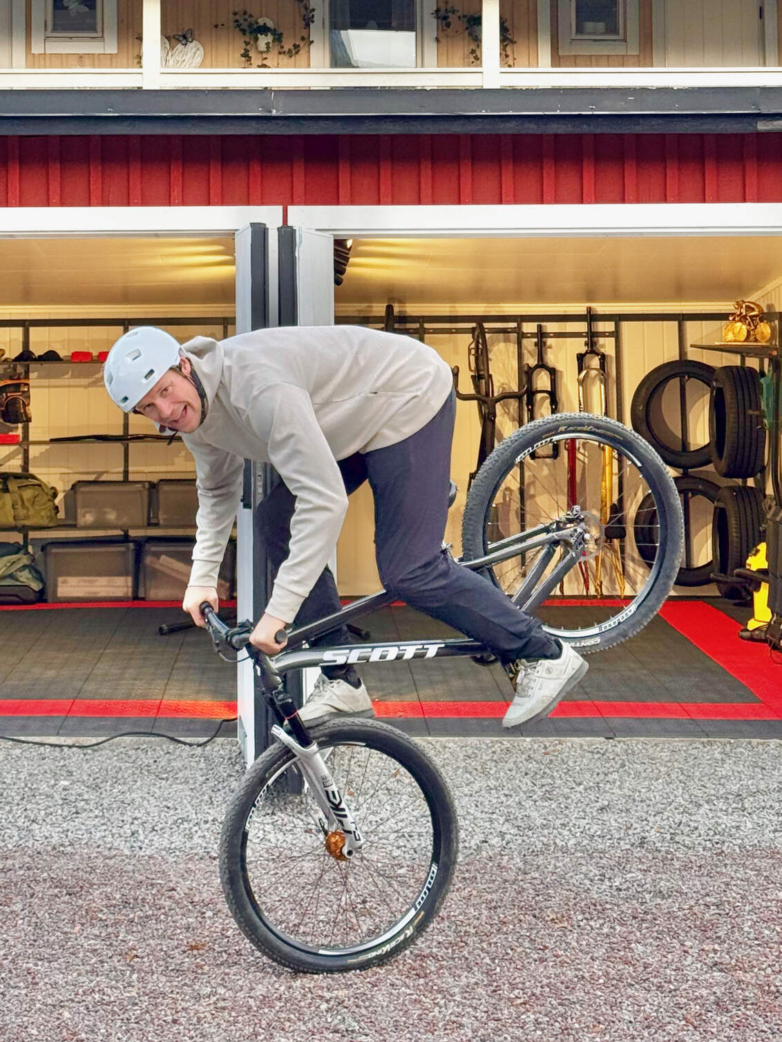 Martin Söderström laver et trick med sin cykel uden for sin garage med Garage+ by Elfa opbevaring.