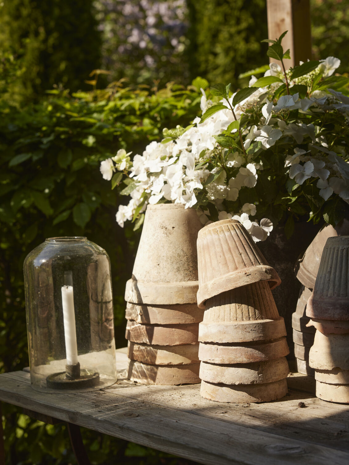 Opp-ned-potter stablet på et tredekk.