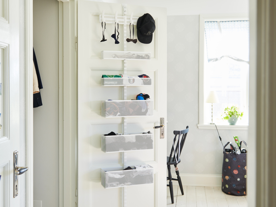 Classic by Elfan avoin säilytysovi, jossa on verkkokoreja ja tarvikkeita.