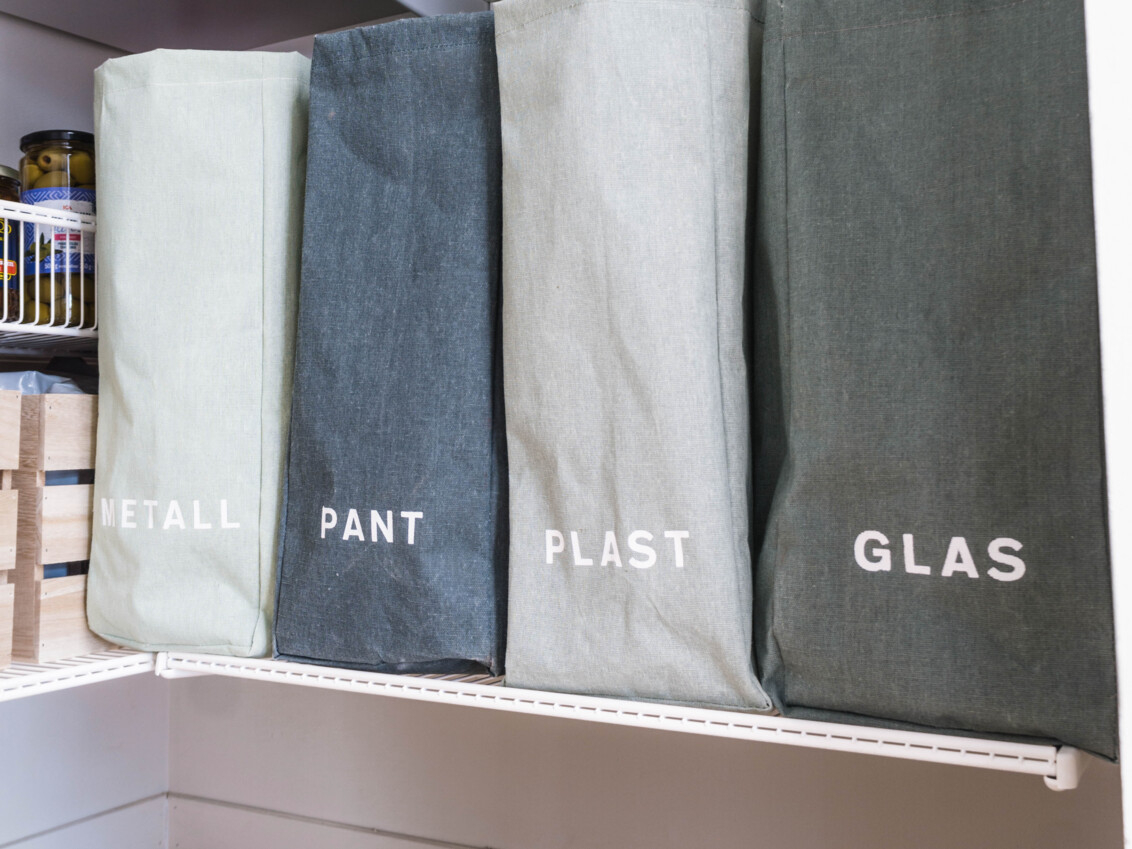 Lajitteluhuone, jossa on Classic by Elfa -säilytyskaluste ja säiliöt lajittelua varten.