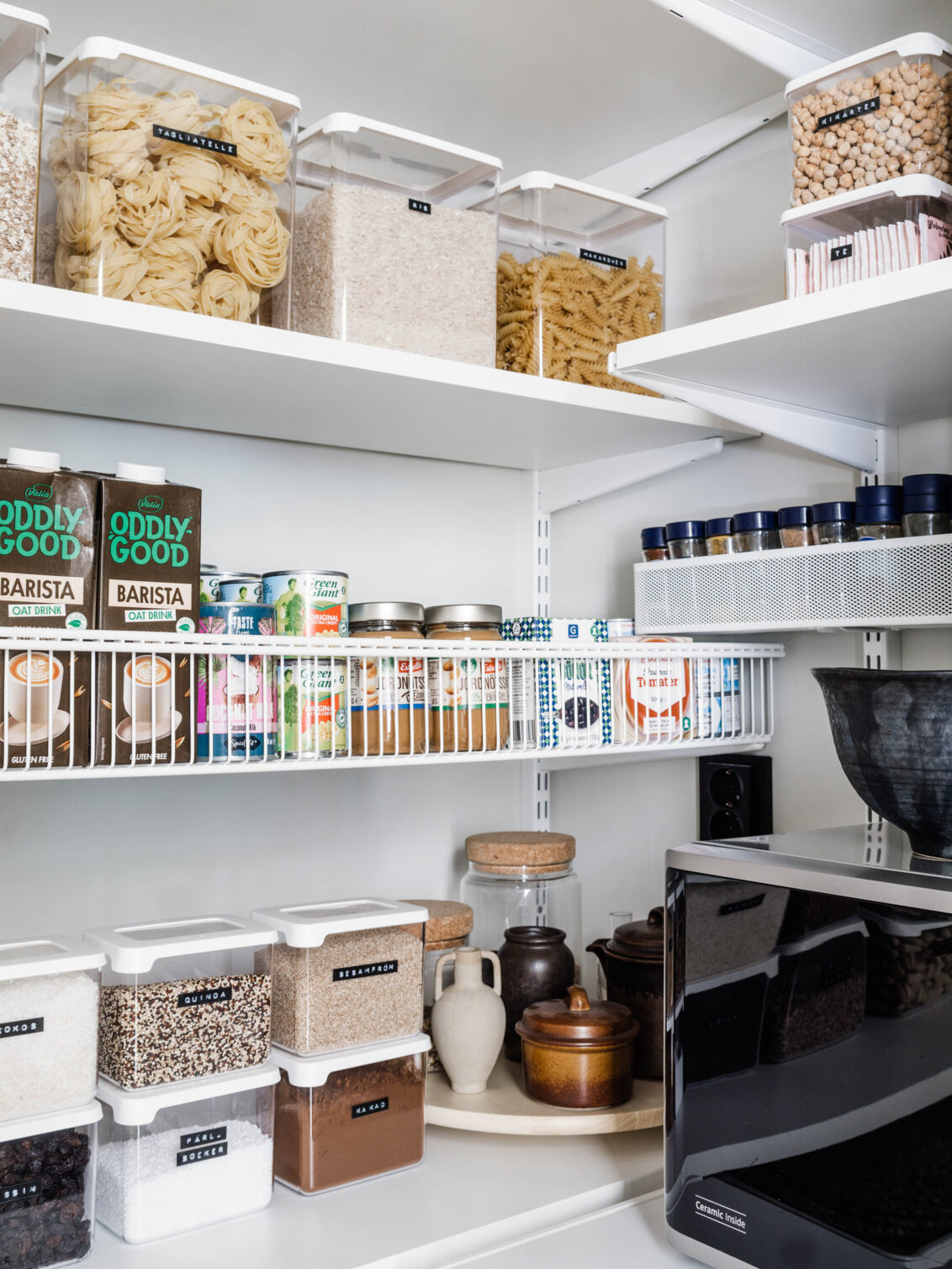 Skafferi med förvaring från Elfa där det förvaras kryddor och torrvaror.