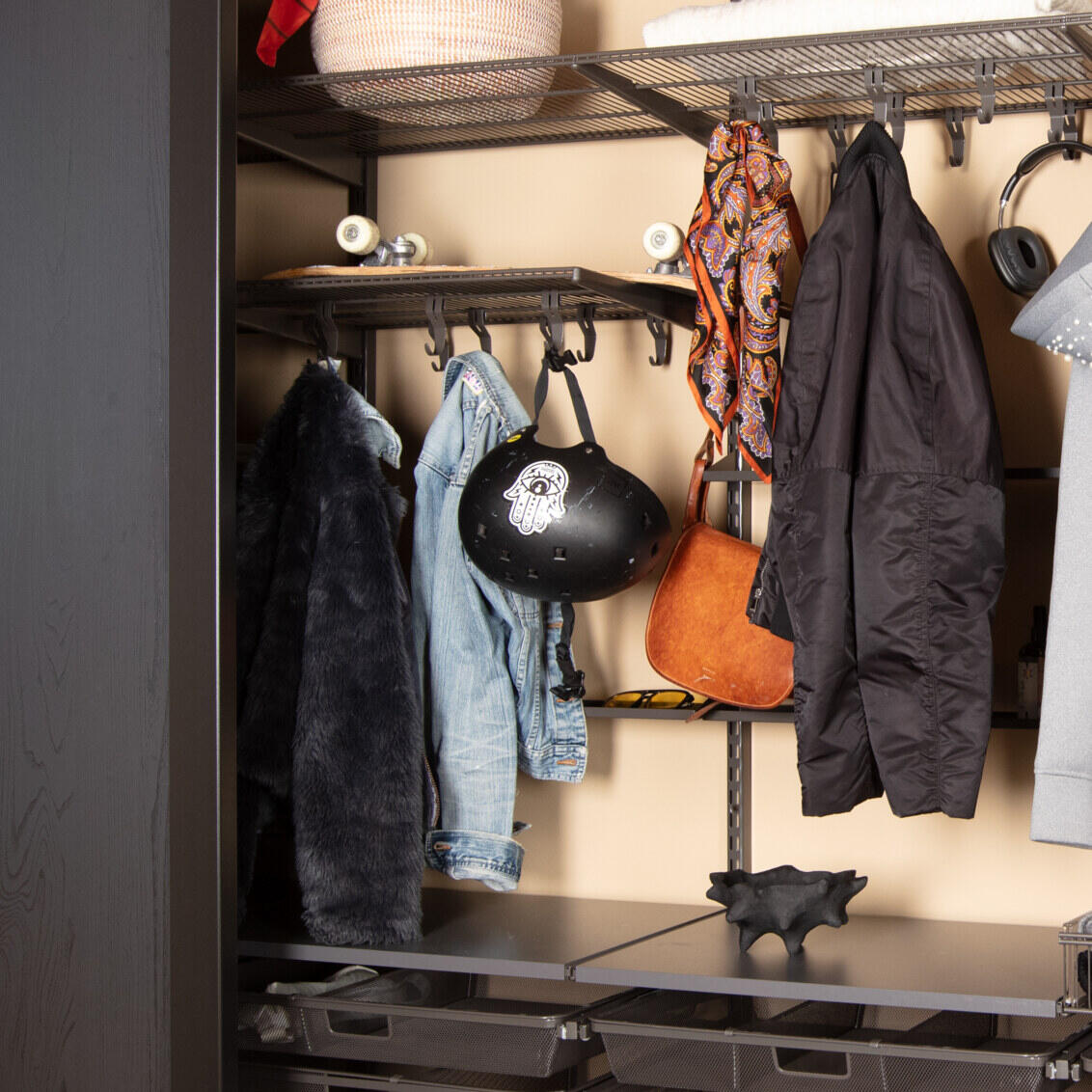 Entrégarderobe fra Elfa med grå indretning, hængende overtøj og sko samt skydedørene Grace i sort.  