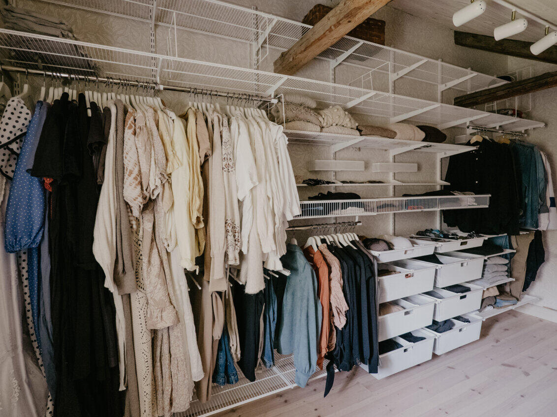 Walk-in wardrobe in the attic | Elfa