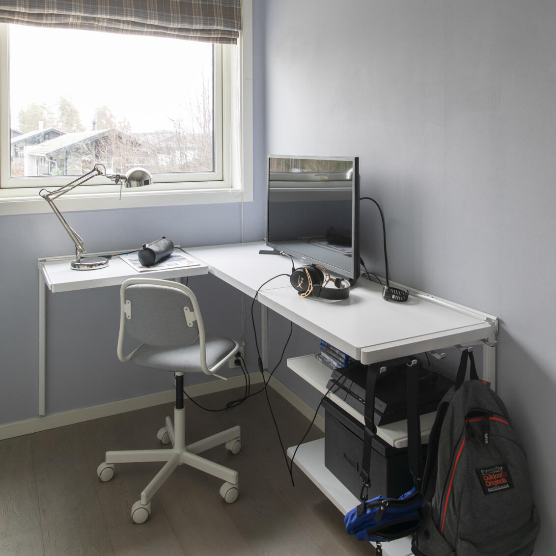 Pokój młodzieżowy z biurkiem od Elfa z komputerem i akcesoriami do gier.