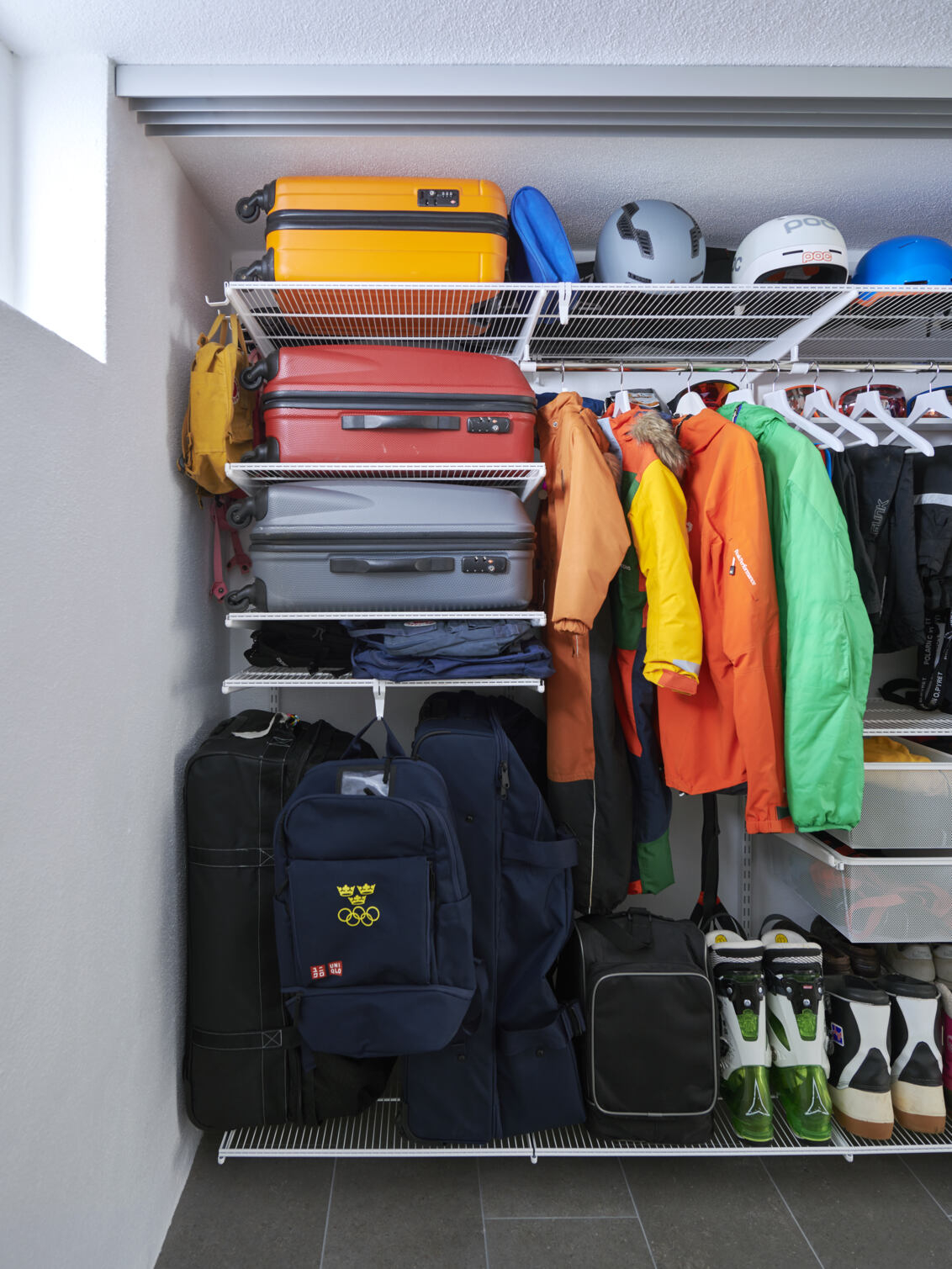 Elfa garderobe der det oppbevares reisevesker og ytterklær.