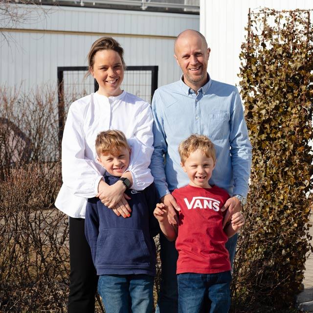 varmdo Familjehus exteriör med trädgård, redo för förvaringslösningar