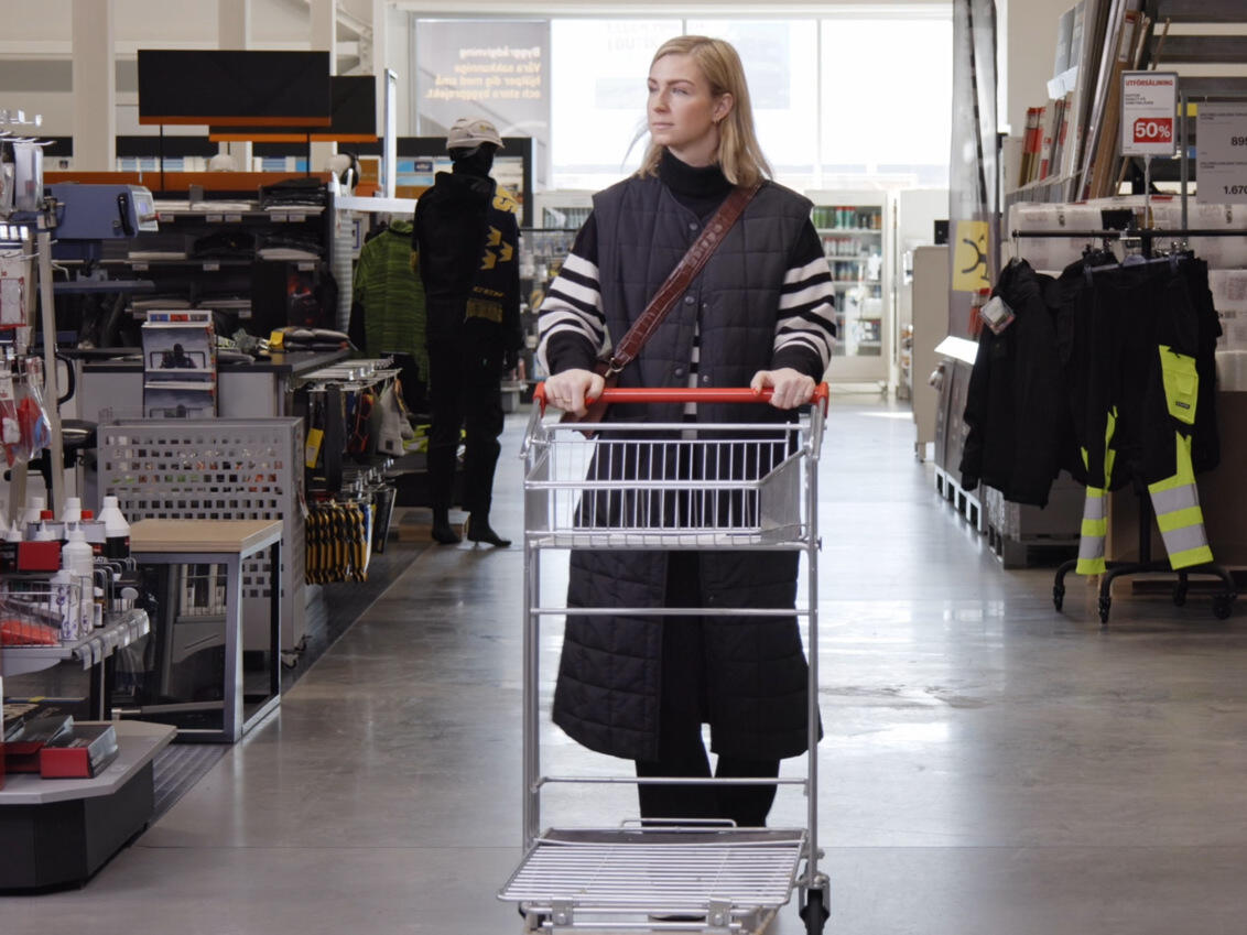 Frida letar efter elfa produkter i affären