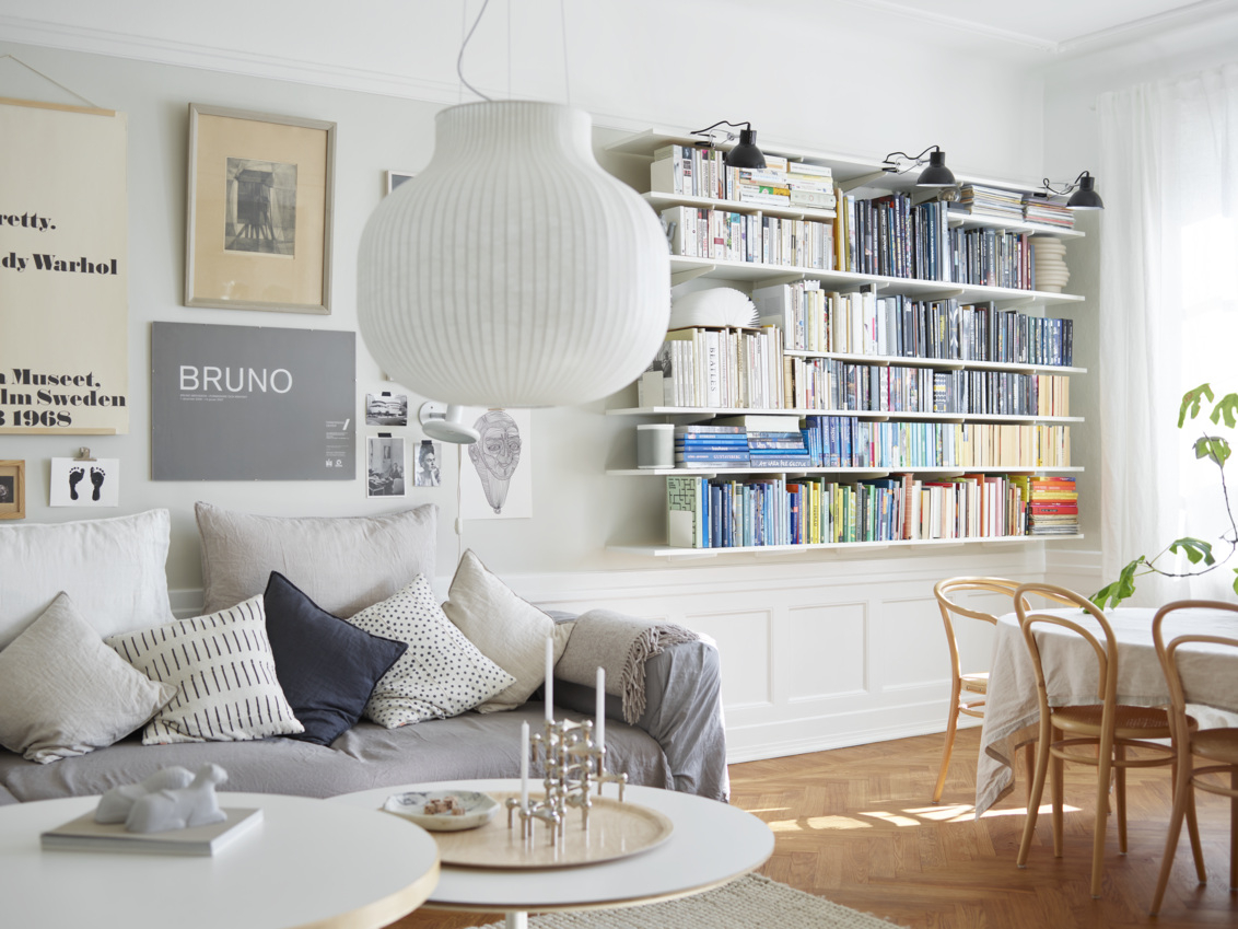 Stue med bogreol fra Sparring by Elfa fyldt med bøger.