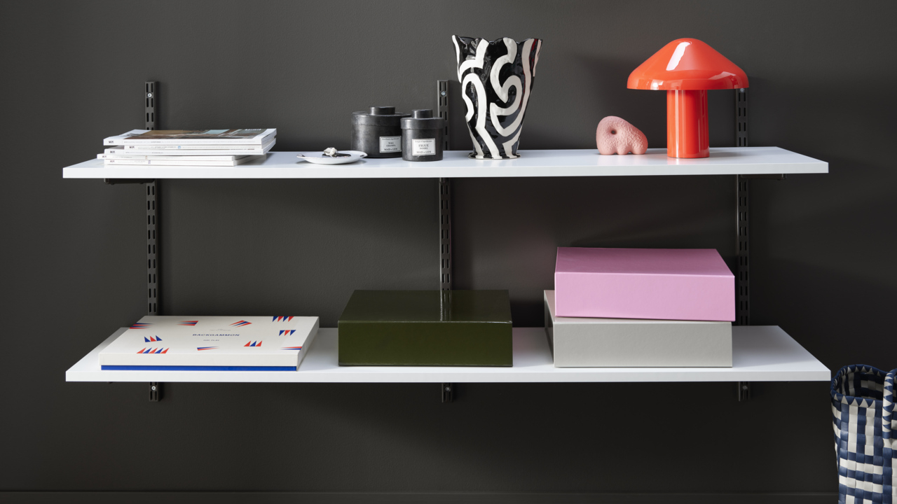 Sparring by Elfa -senkki valkoisena ja harmaana, lehtiä ja koristeita.