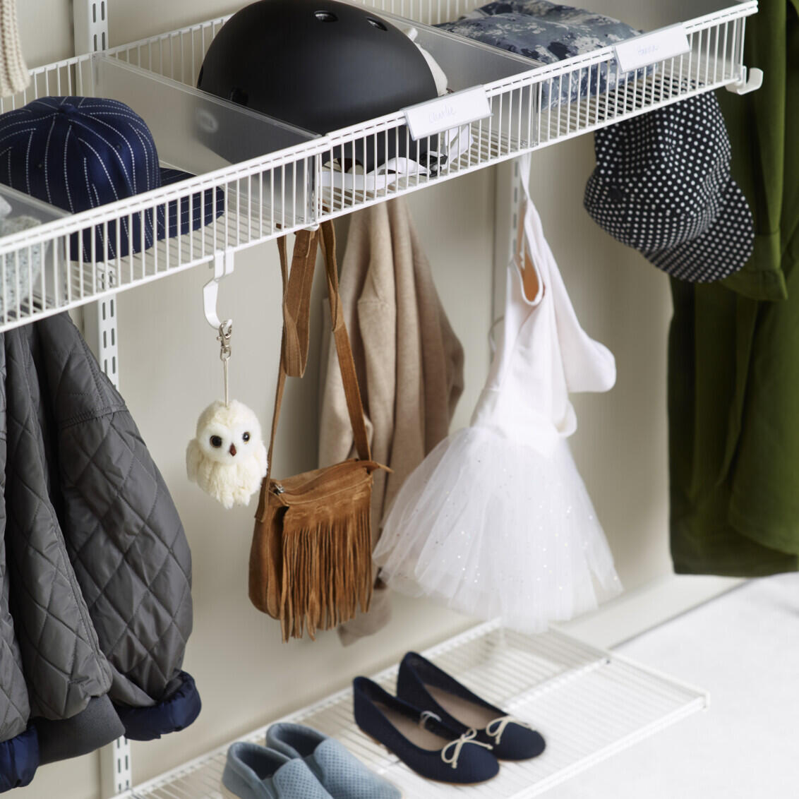 Eteinen, jossa on valkoinen Classic by Elfa -säilytyskaluste lastenvaatteille ja kengille.