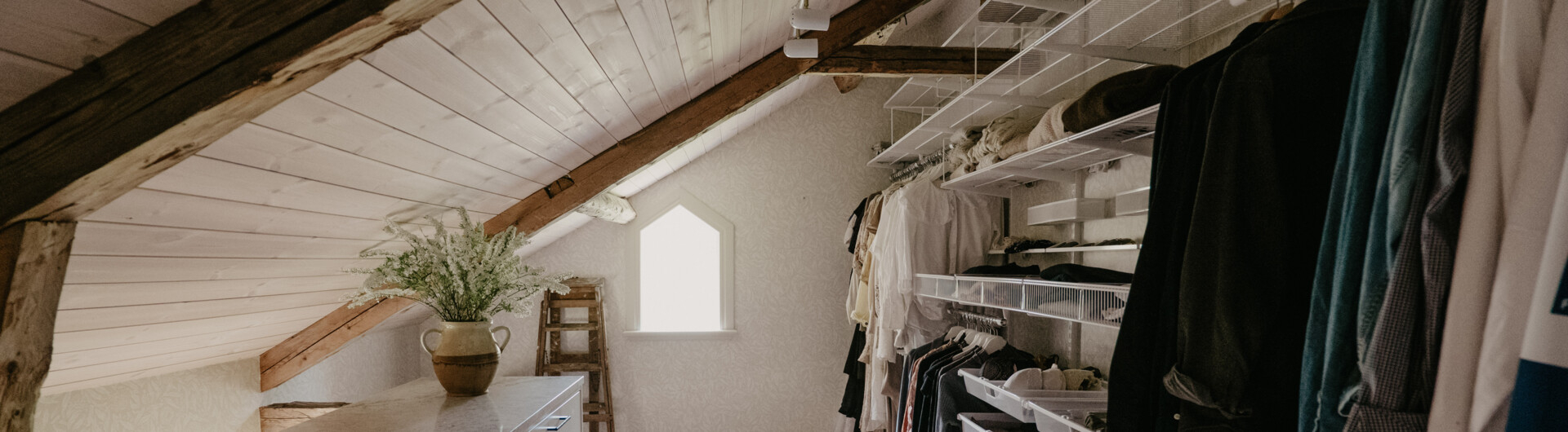 Loft med oppbevaring fra Classic by Elfa under skråtaket.
