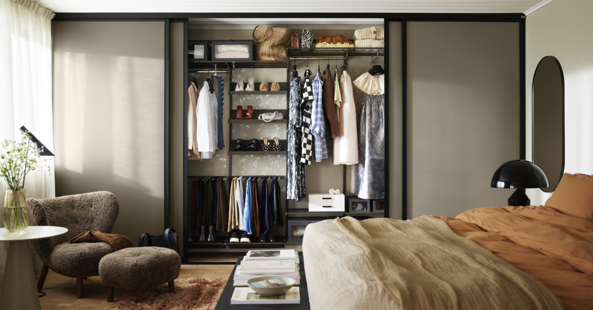 Klädförvaring med skjutdörrar Artic i sovrum.