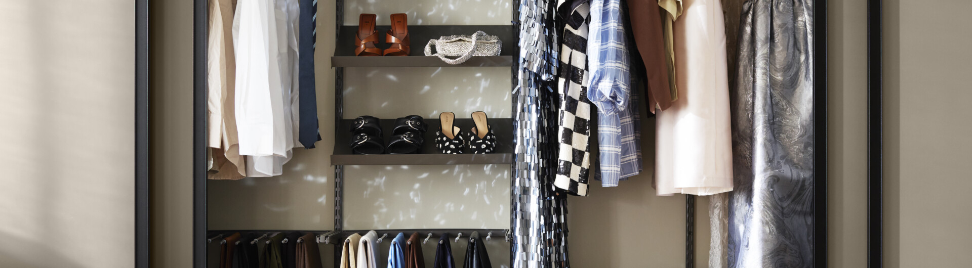 Klädförvaring med skjutdörrar Artic.