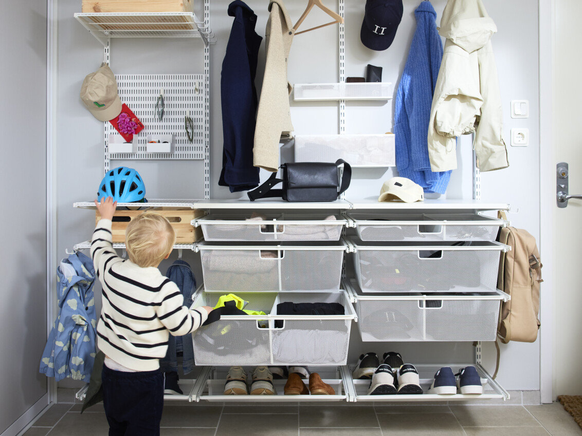 Poika avaa eteisessä olevan Classic by Elfa -vaatekaapin meshkorin.