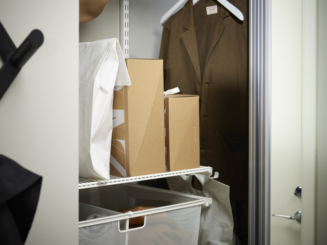 Classic by Elfa -eteisvaatekaappi, jossa on tilaa paketeille.