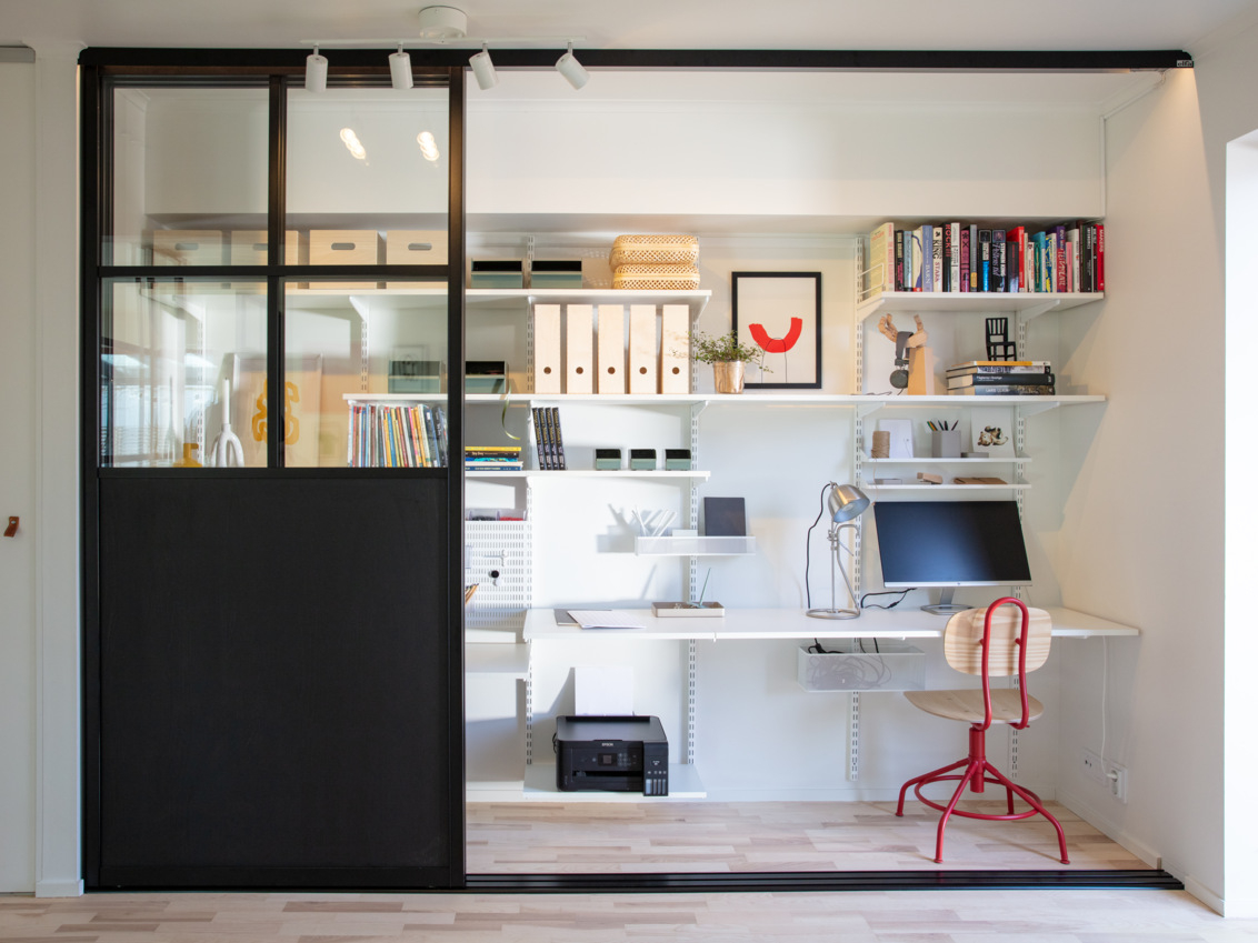 Kotitoimisto, jossa on Classic by Elfan valkoinen säilytyskaluste, erisyviä hyllyjä ja verkkokoreja.