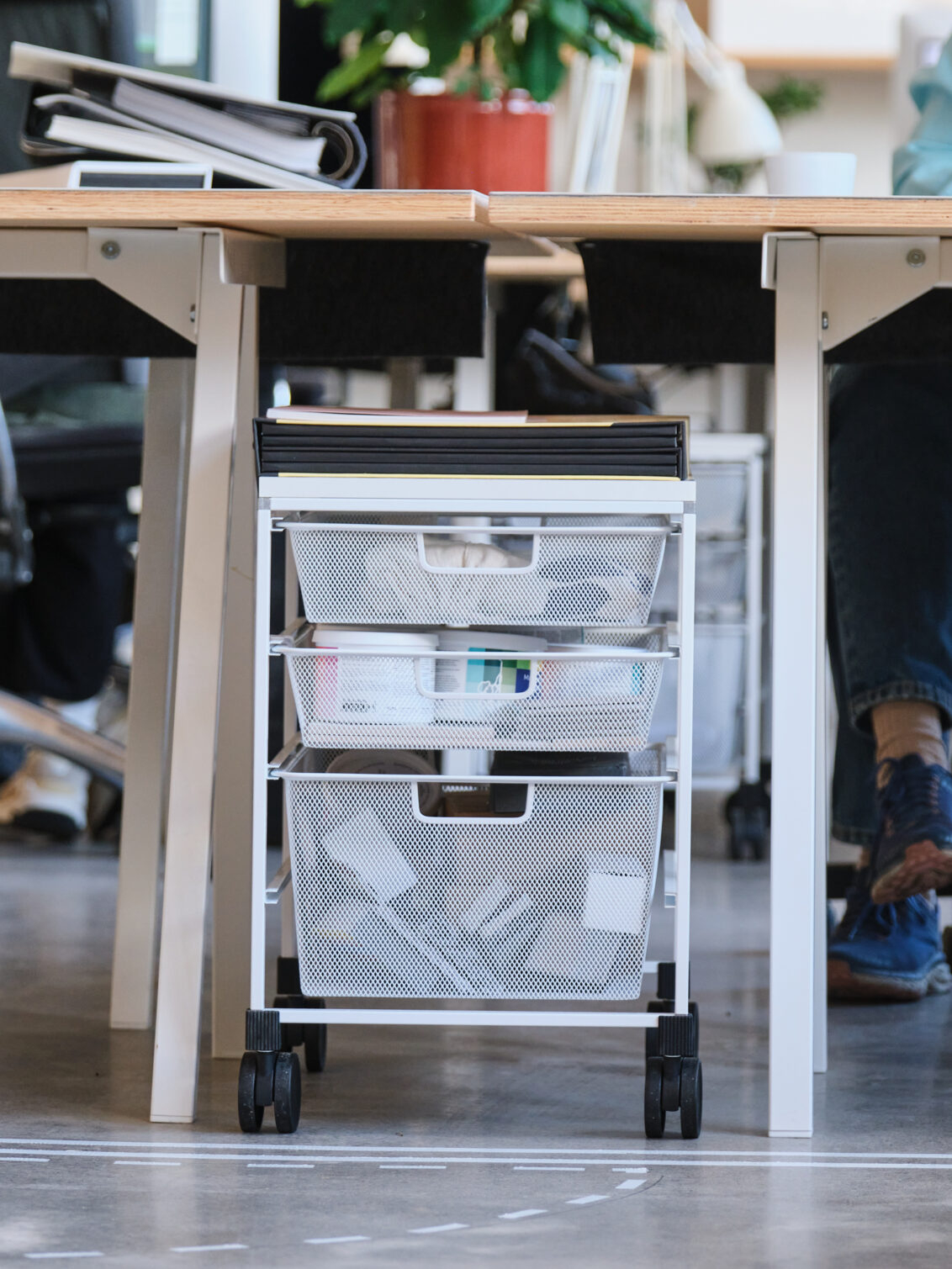 Kontor där en förvaring från Classic by Elfa backsystem står mellan två skrivbord.