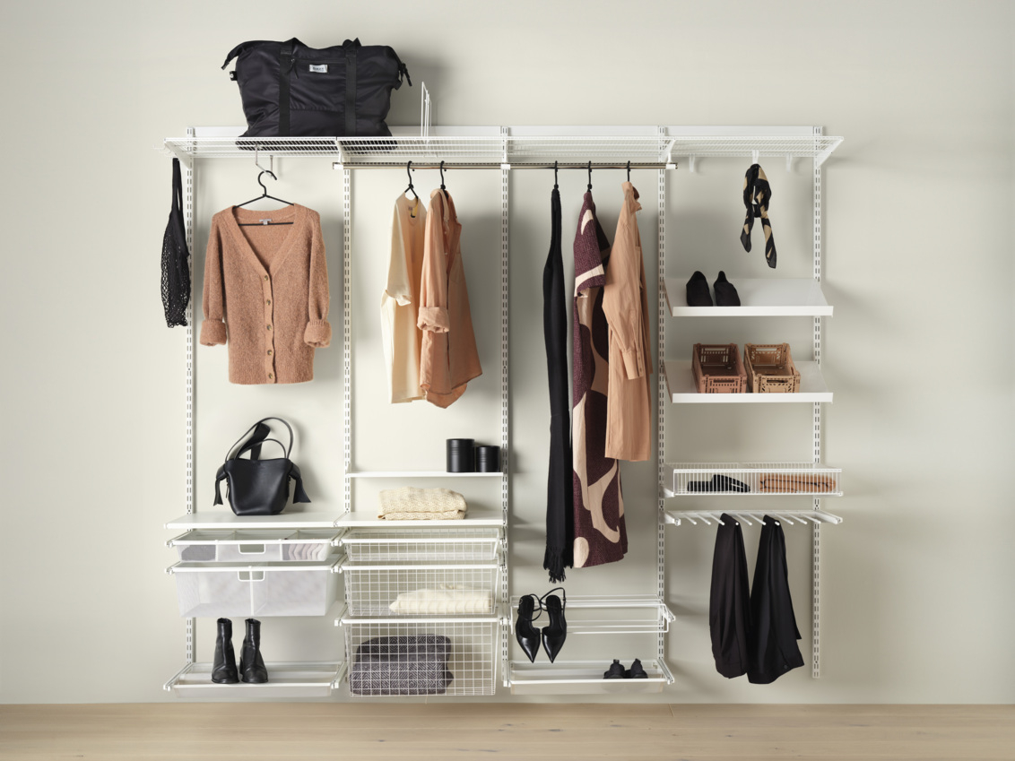 En översikt av Classic by Elfa sortimentet för klädförvaring i vitt.