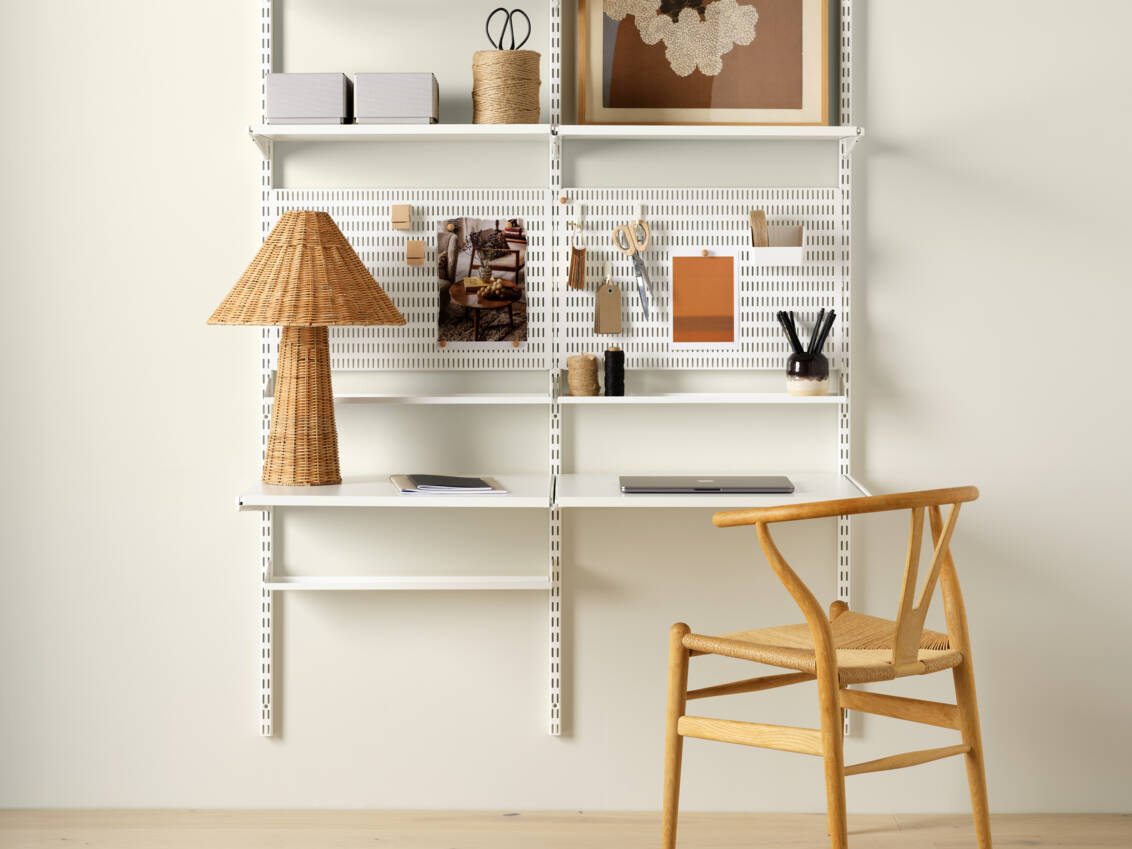 Classic by Elfan valkoinen kotitoimisto, jossa on hyllyjä ja säilytystauluja työpöytätuotteilla.