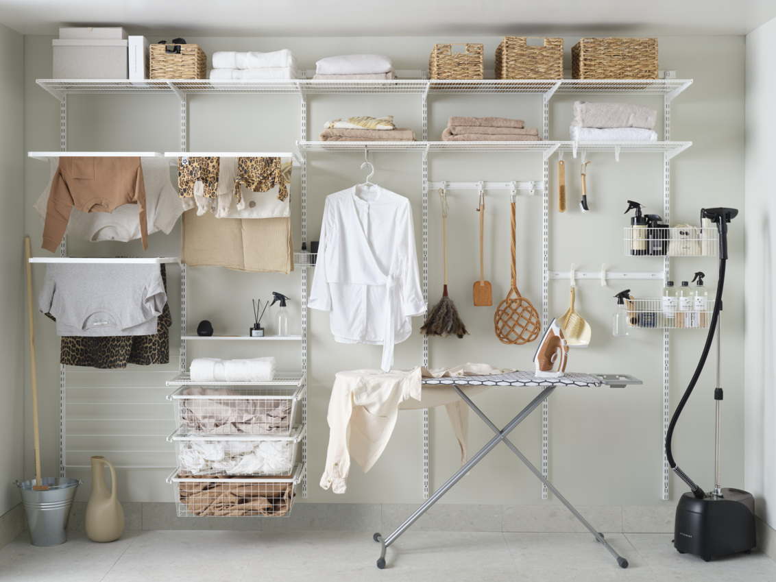 Yleiskatsaus Classic by Elfa -valikoimaan pesuhuoneisiin.