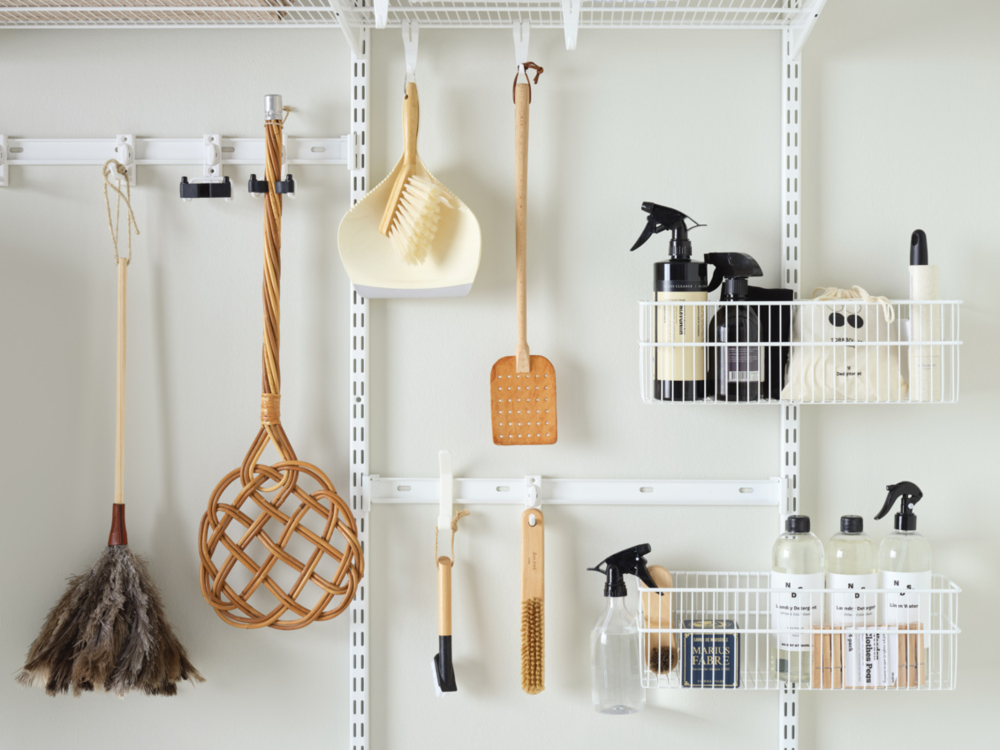 Pesula, jossa on lankakorit ja säilytyslistat siivoustuotteille.