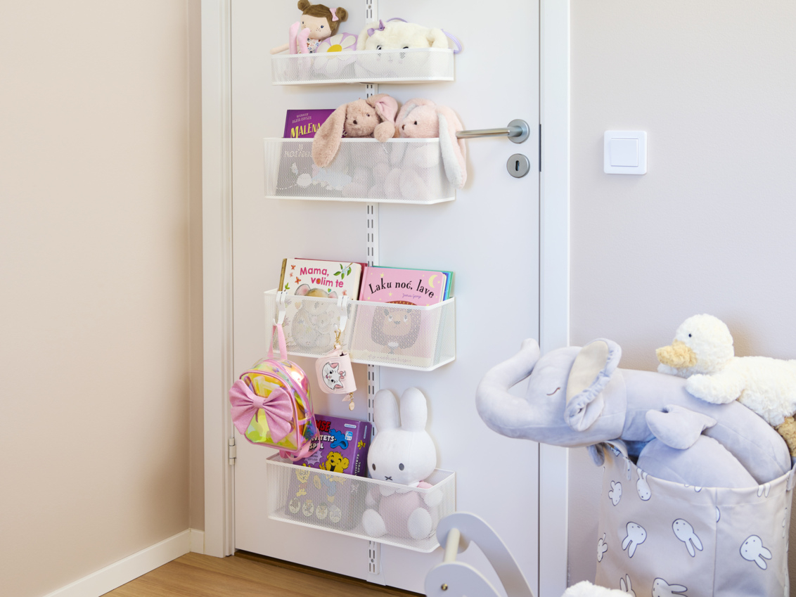 Förvaring på dörr från Elfa med leksaker, väskor och barnböcker.