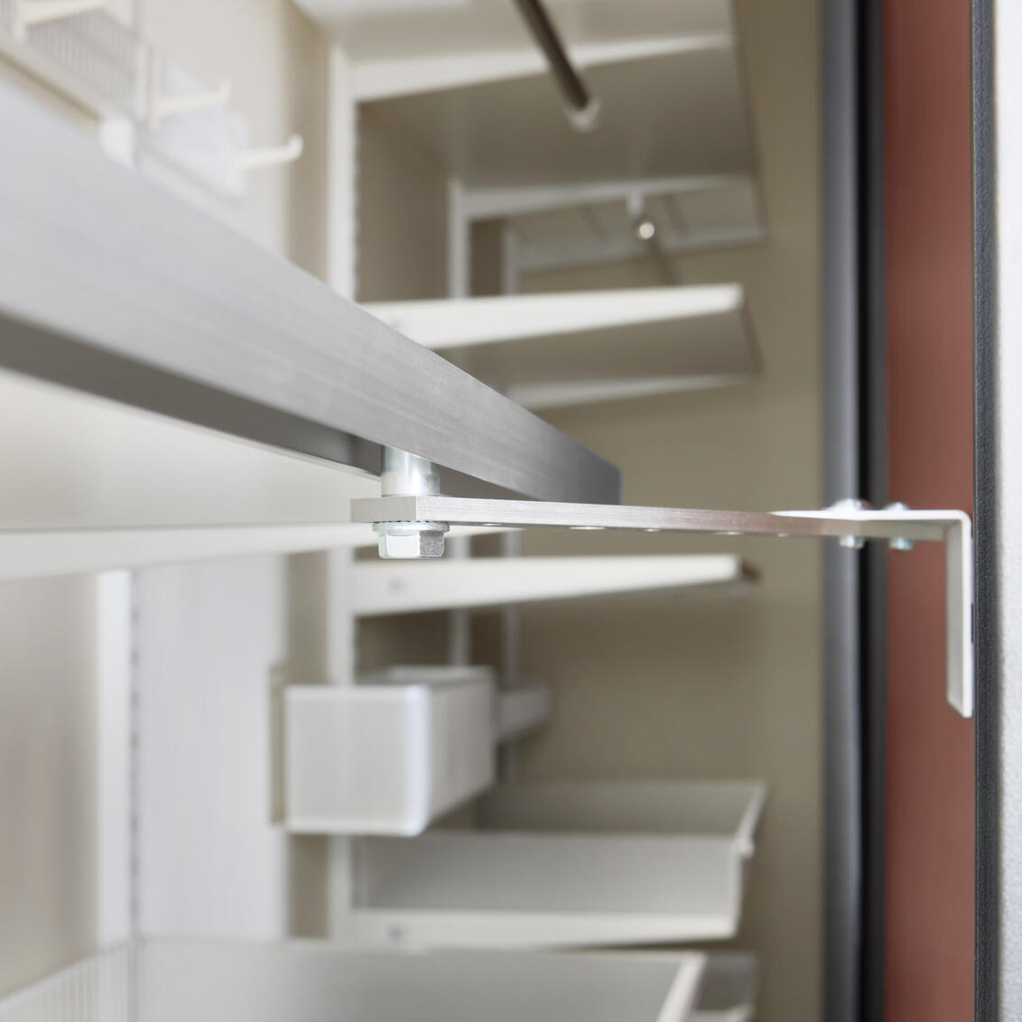 Styrearm i en garderobe med skyvedører fra Elfa.