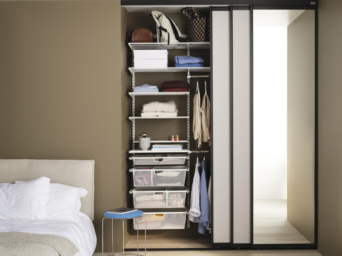 Sypialnia z szafą Elfa z półkami drucianymi, wysuwanymi koszami siatkowymi i drzwiami przesuwnymi Vista.