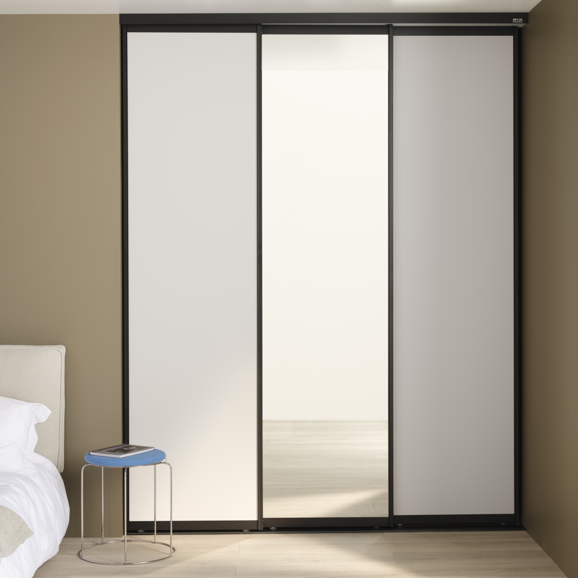 Makuuhuone, jossa on Elfan vaatekaappi ja Vista-liukuovet, joissa on beige ja peili.