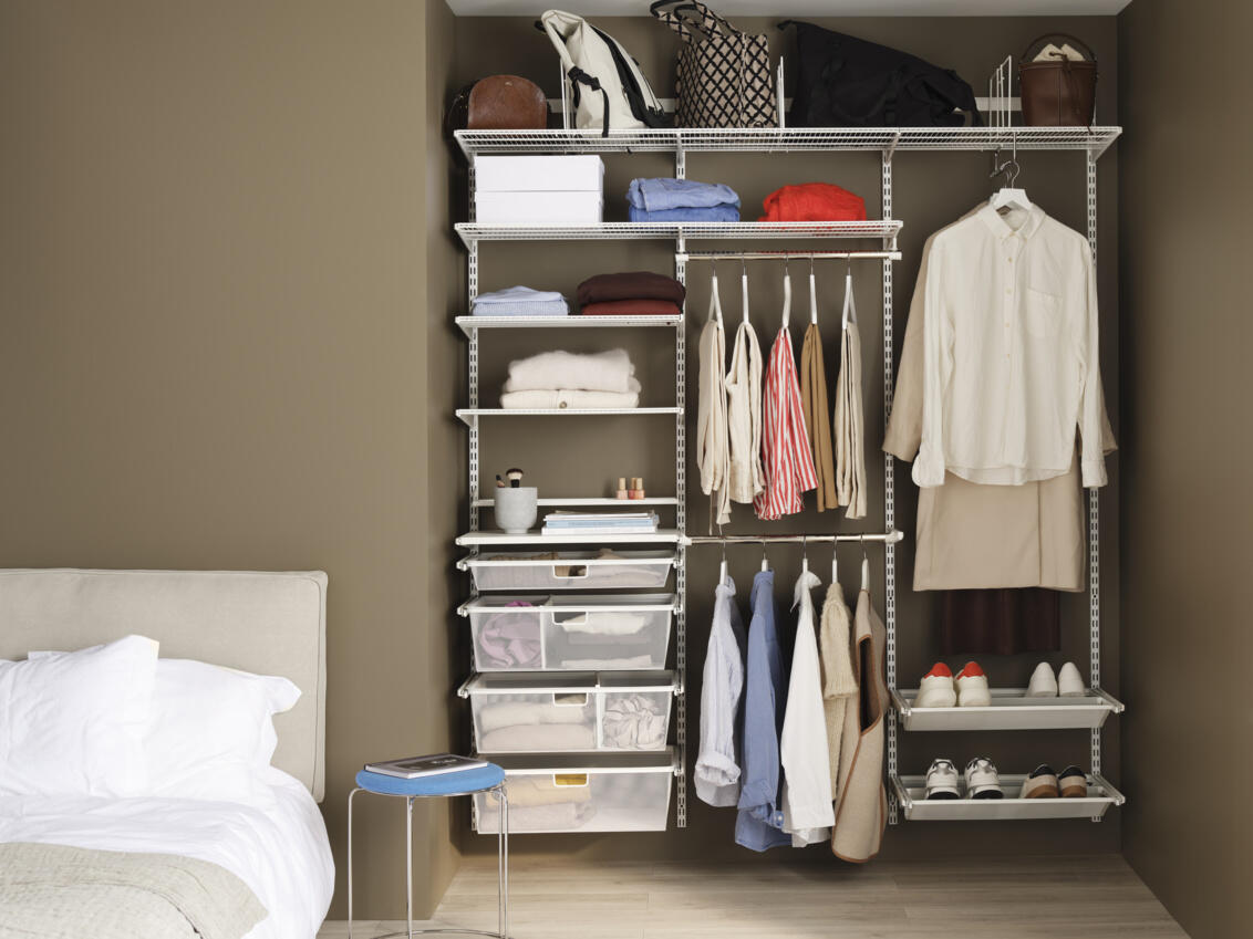 Makuuhuone, jossa on Elfan avoin vaatekaappi, jossa on lankahyllyt, ulosvedettävät verkkotarjottimet, roikkuvat vaatteet ja kenkätelineet.