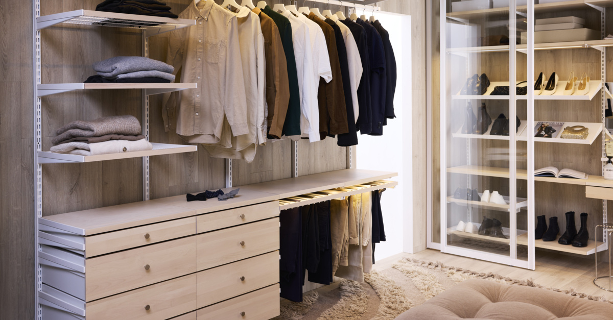 Koivuinen Décor+ by Elfa -säilytyskaluste vaatehuoneessa.