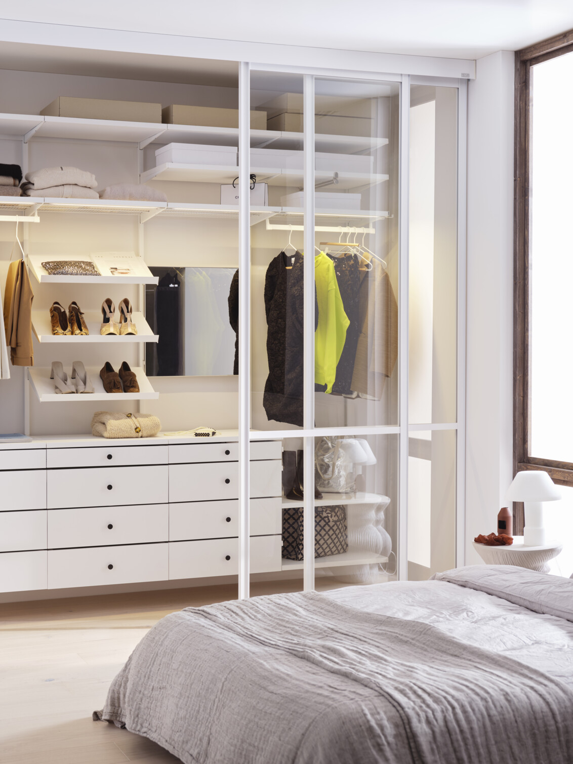 Makuuhuone, jossa on valkoinen Décor+-vaatekaappi Elfalta ja lasitäytteiset liukuovet.