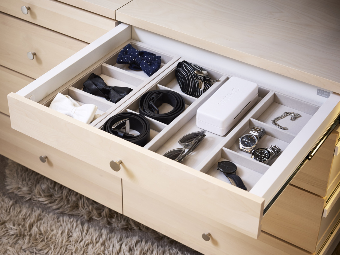 Tiroir Décor+ coulissant d’Elfa avec plateaux d’accessoires pour ranger ceintures, nœuds papillons, lunettes et montres.