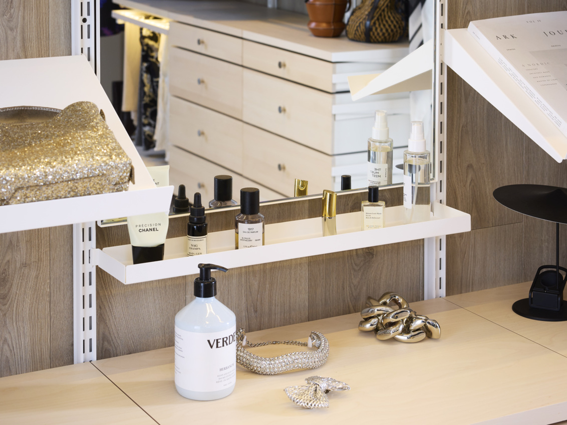 Spiegel von Décor+ by Elfa mit einem wendbaren Regal zur Aufbewahrung von Kosmetika.