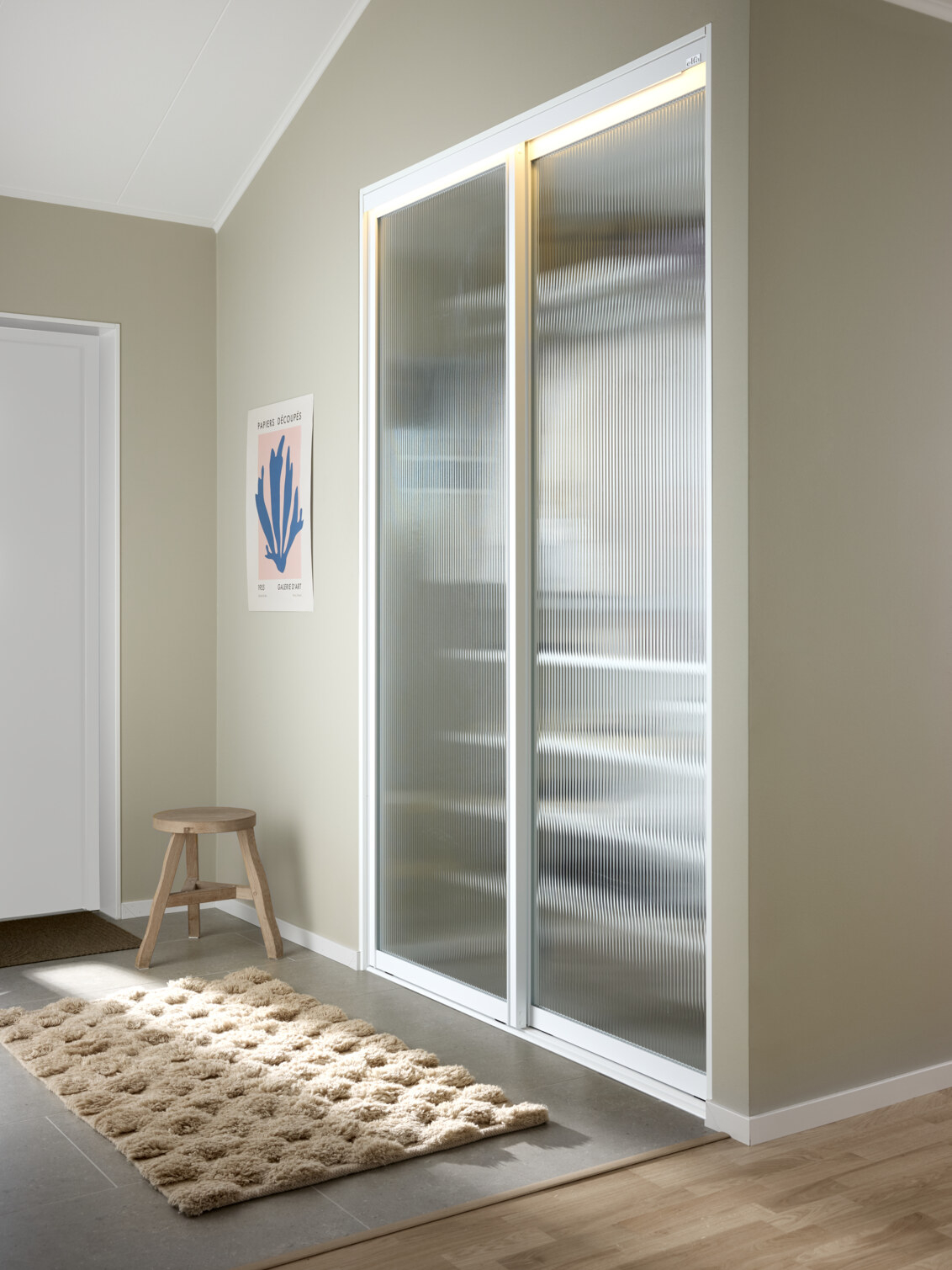 Hall med Classic by Elfa garderob som har skjutdörrarna Artic med linjeglas.