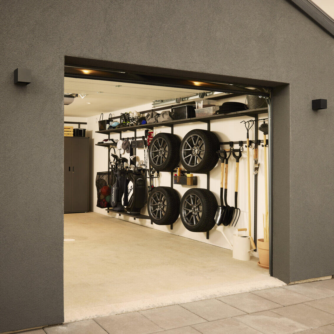 En öppet garage med Garage+ by Elfa förvaring.