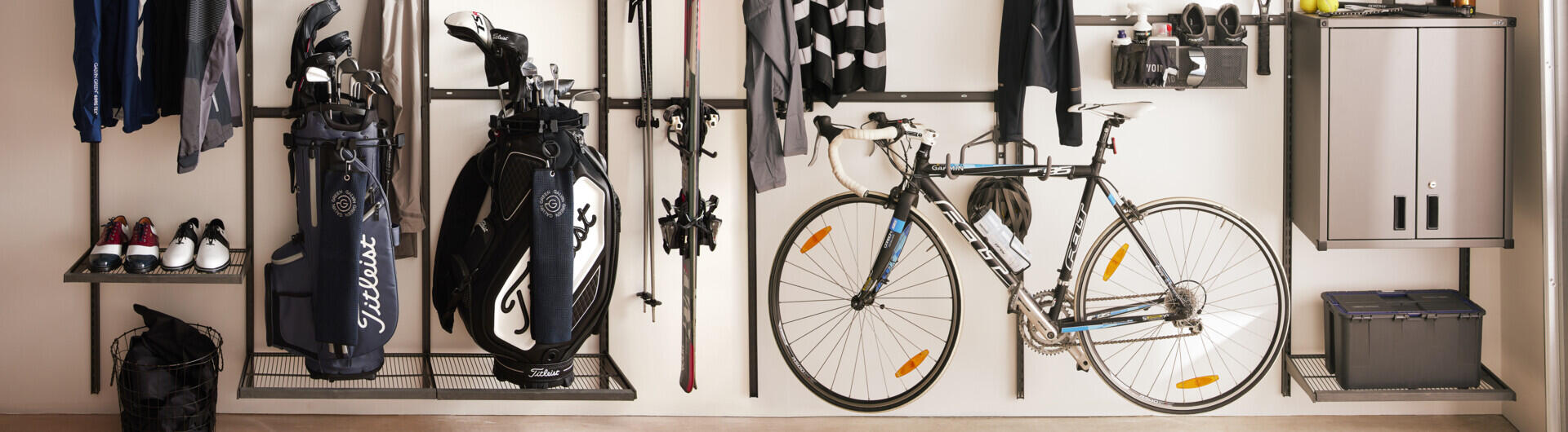 Elfan Garage+-säilytystila urheiluvälineille, kuten polkupyörille, suksille ja golfmailoille.
