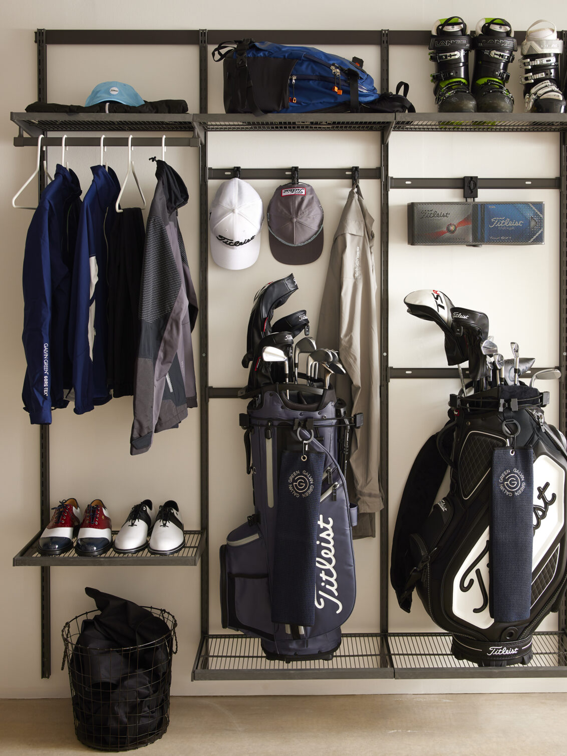 Unidad de almacenamiento Garage+ by Elfa donde se guardan palos de golf, ropa de entrenamiento y calzado.