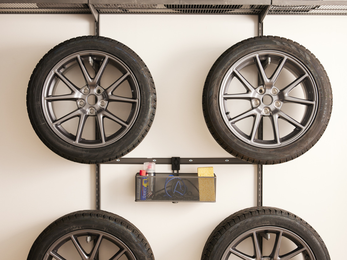 Seinällä on neljä Garage+ by Elfa -renkaan pidikettä renkaille.