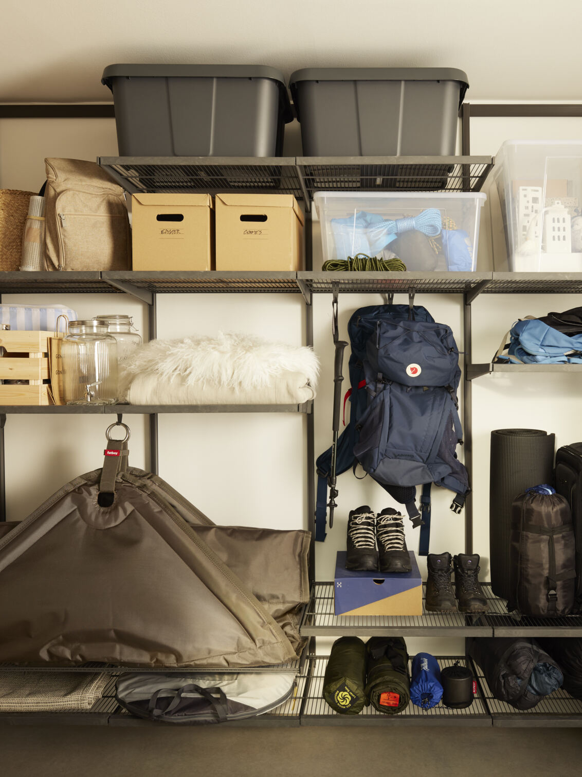 Garasje med Garage+ oppbevaring der det oppbevares campingutstyr, skuffer og glass.