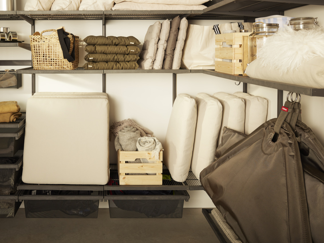 Elfan Garage+-hyllyillä varustettu autotalli, jossa säilytetään tyynyjä, laatikoita ja huopia.