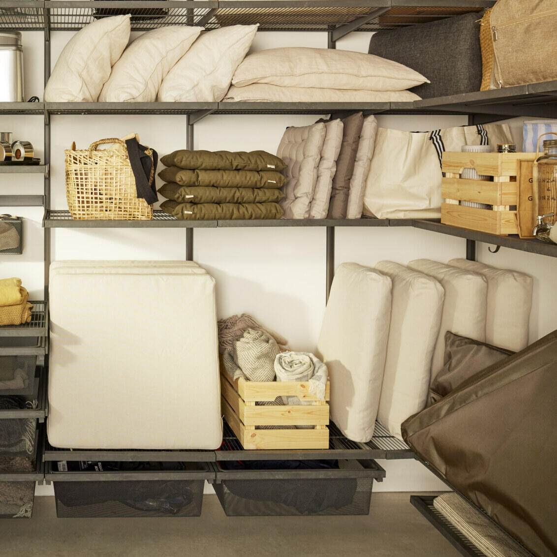 Autotalli on varustettu Elfan Garage+-hyllyillä tyynyjen, laatikoiden ja huopien säilytykseen.